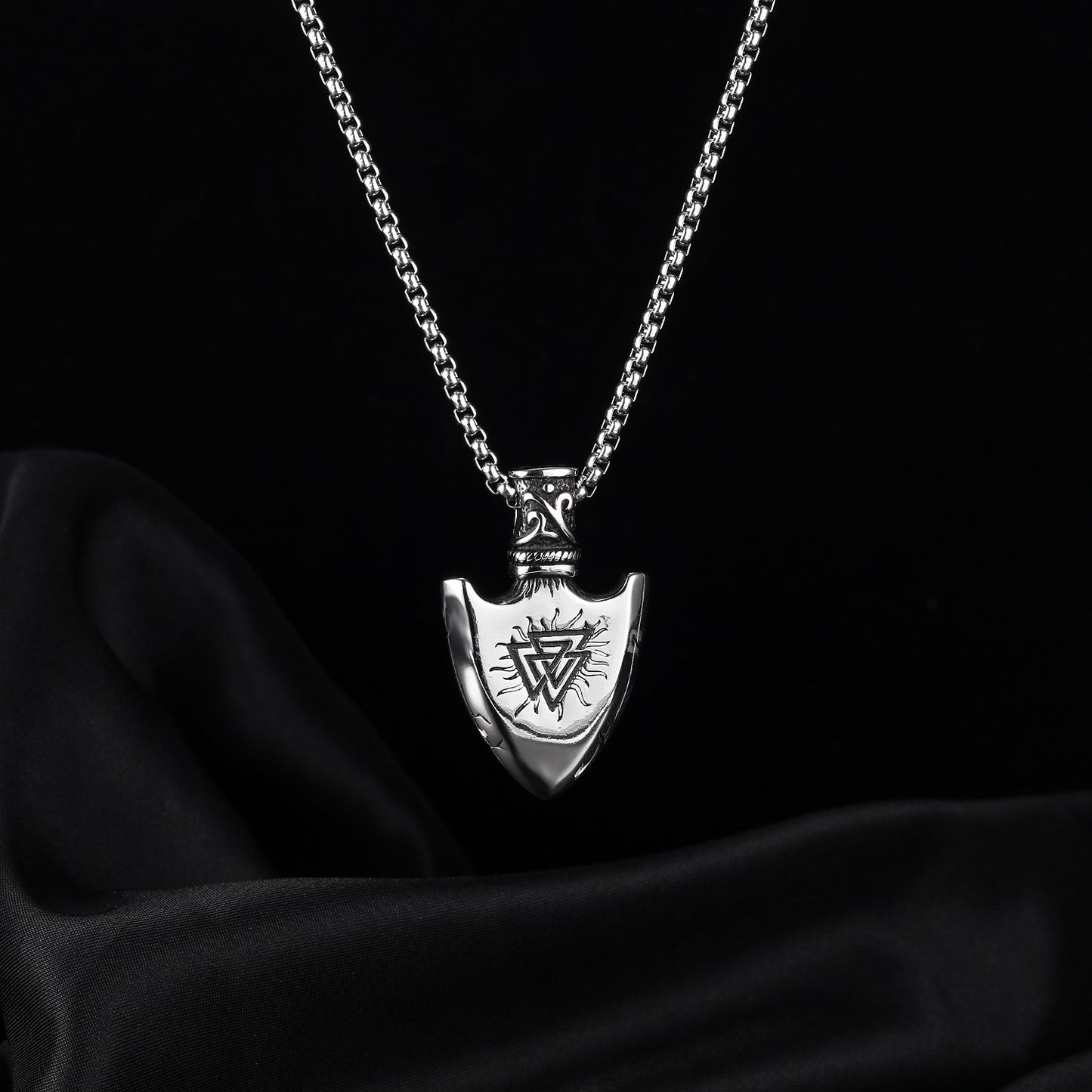 قلادة رجالية من الفولاذ المقاوم للصدأ بتصميم درع أوروبي وأمريكية عتيقة