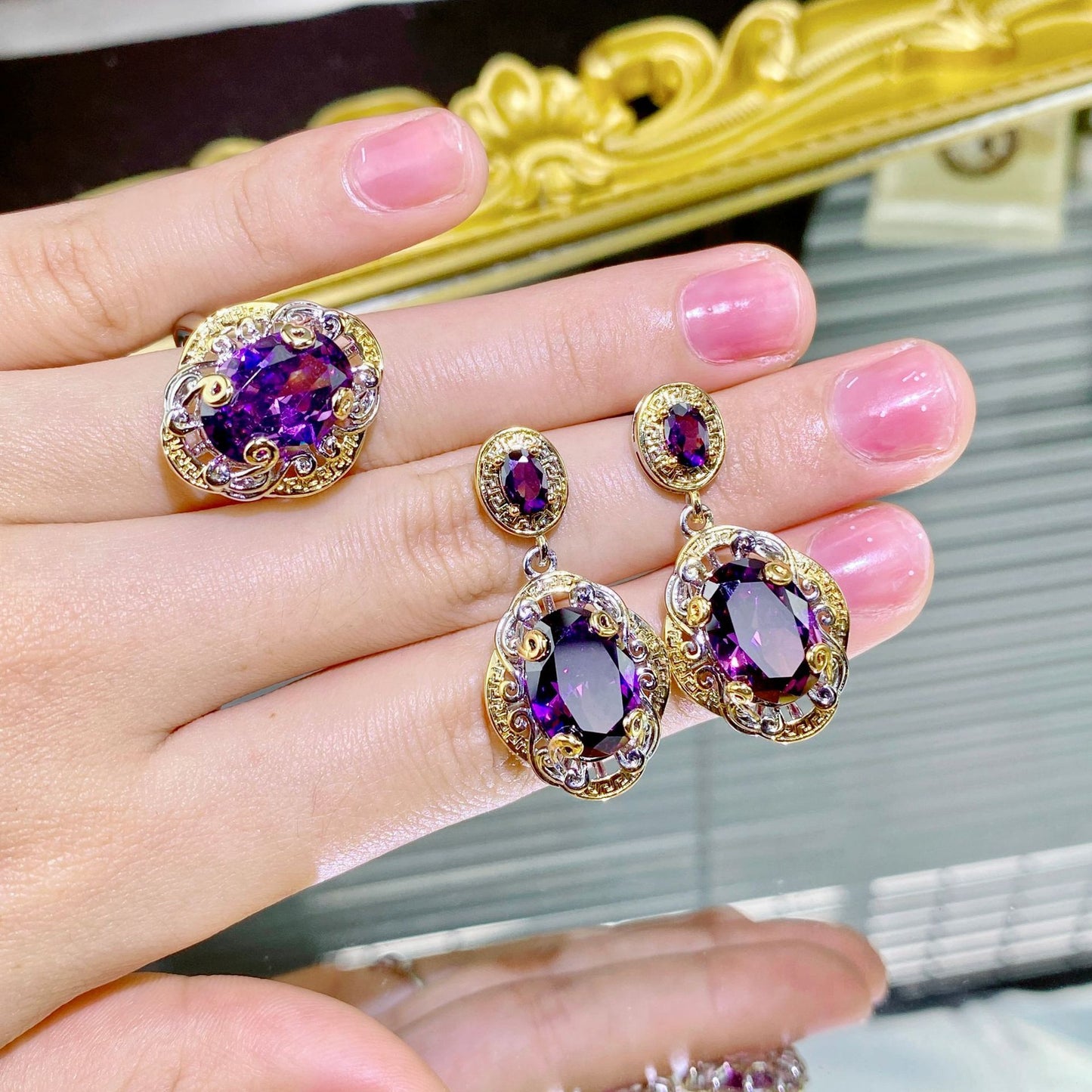 بدلة ذهبية مزدوجة اللون من الجمشت المنحوت من الذهب والماس الأرجواني