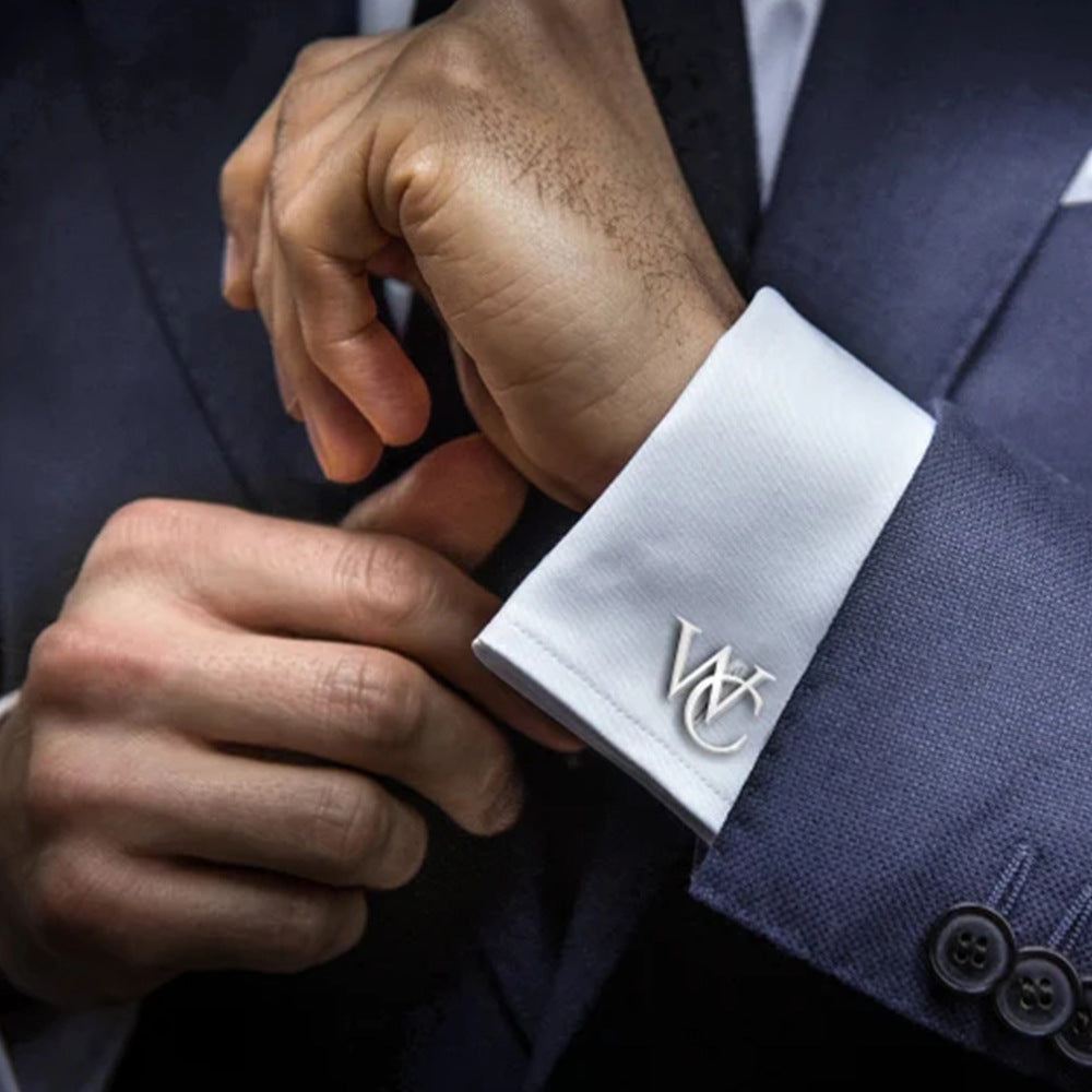 أزرار أكمام معدنية يدوية الصنع تحمل اختصارات أسماء شخصية مصقولة