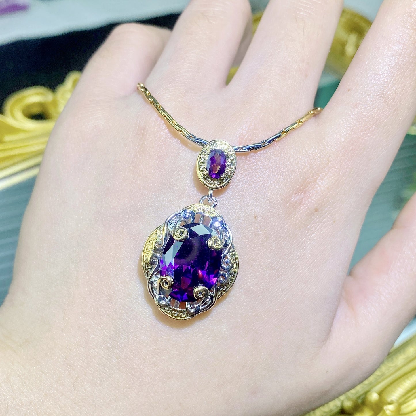 بدلة ذهبية مزدوجة اللون من الجمشت المنحوت من الذهب والماس الأرجواني